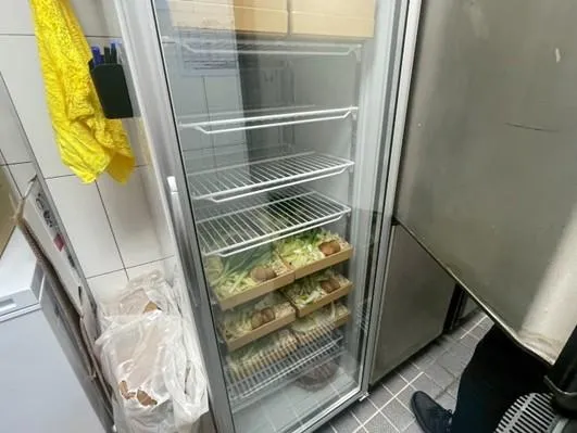 衛生局人員前往現場稽查時，發現該店有冰箱食材未加蓋保存的衛生缺失。（圖／北市衛生局）