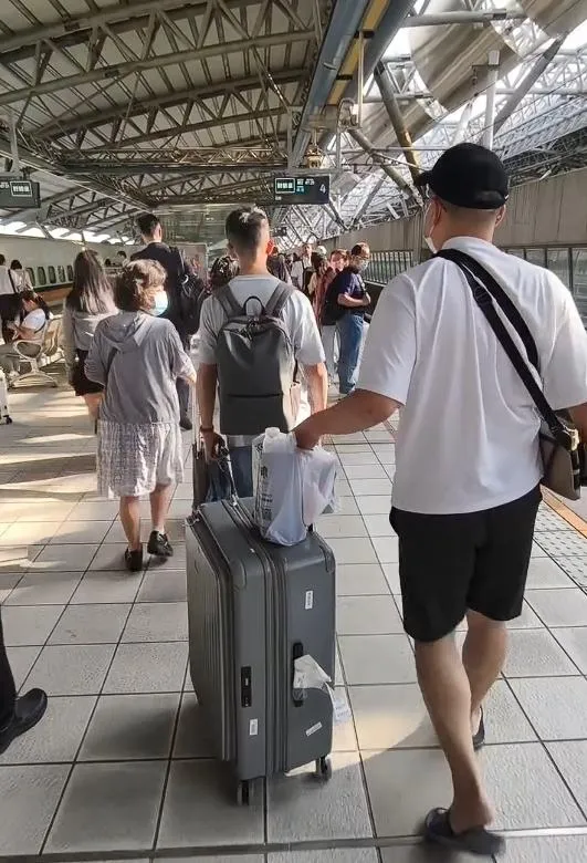 大批旅客在月台候車。（圖／翻攝brian.yang_57的Threads，經授權提供）