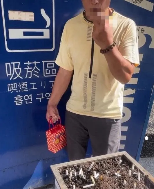 該名阿北異常地不停扭動、抖動身體。（圖／翻攝Threads@super_delicious_yakult）