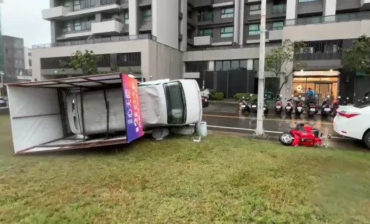 湖心公園旁車輛翻覆。（圖／翻攝畫面，下同）