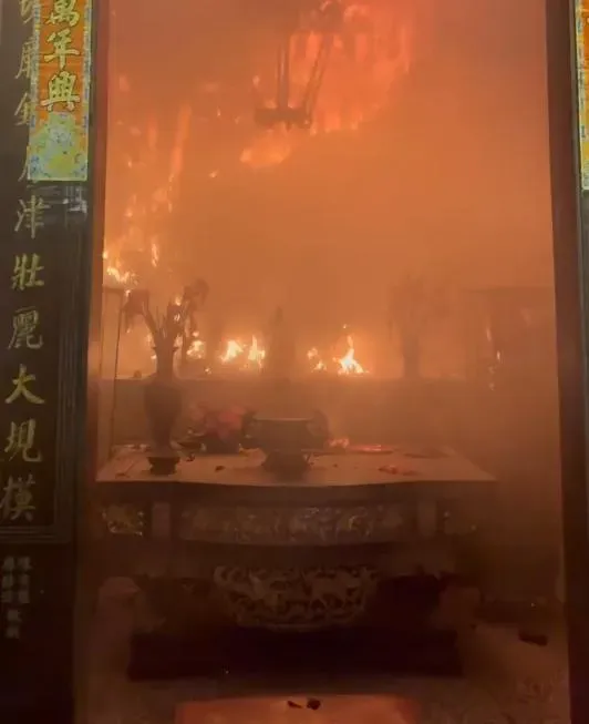 二樓正殿起火。(圖/翻攝畫面)