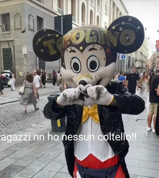 義大利拿坡里地區的熱門景托萊多街上出現一名扮成米奇的男子，強行和路人拍照並索要金錢。（圖／翻攝自Tiktok）