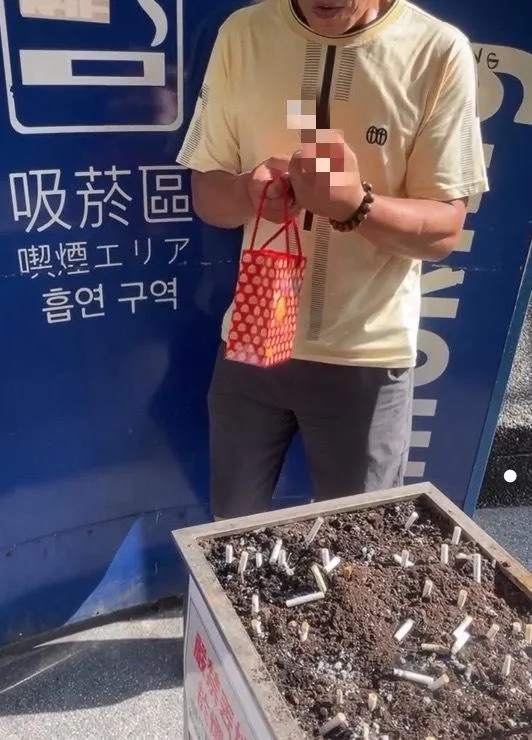 該名阿北異常地不停扭動、抖動身體。（圖／翻攝Threads@super_delicious_yakult）