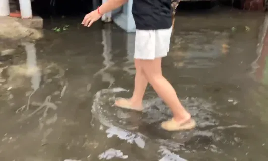 受西南風影響，高雄小港與大寮區降下強降雨導致積淹水。（圖／中天新聞）