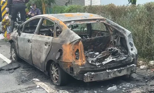 消防人員撲滅火勢，從後車廂取出焦黑變形的電動滑板車。（圖／中天新聞）