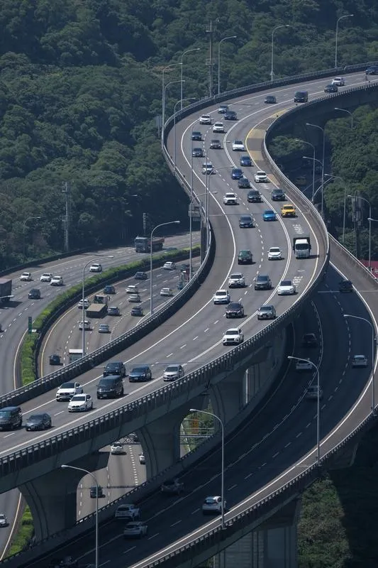 中秋連假第2天民眾紛紛出遊，國道一號五楊高架橋林口段26日上午路況通暢。（圖／中央社）