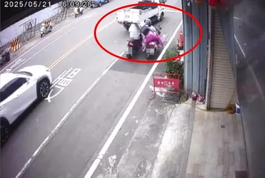 19歲朱姓女騎士與另一輛機車發生碰撞後，又撞上路邊號誌箱，送醫後仍告不治。（圖／翻攝畫面）