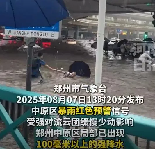 一名男子跌入積水差點被沖走。（圖/翻攝新浪微博）