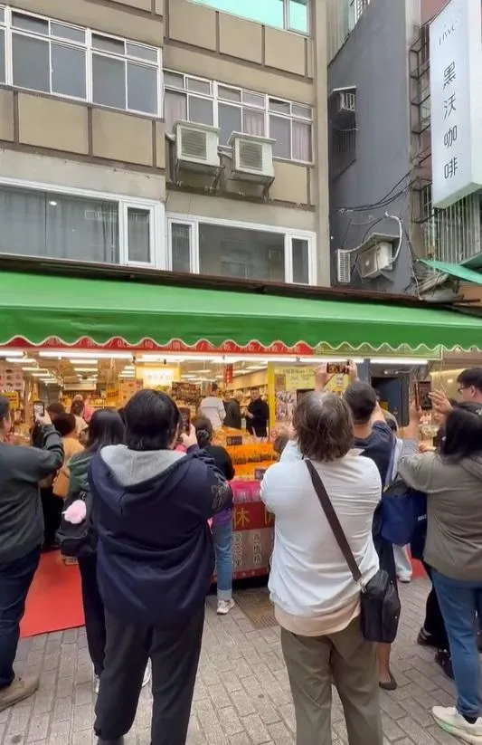 許多民眾更是拿起手機搶拍捕捉黃仁勳風采。（圖／翻攝自Threads，網友baiu523授權提供）