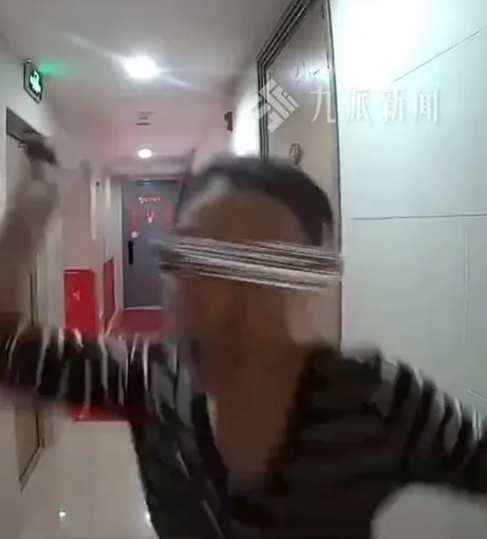 遼寧一名疑似精神障礙者的女子多次持刀上門砍鄰居的門。（圖／翻攝自《九派新聞》）