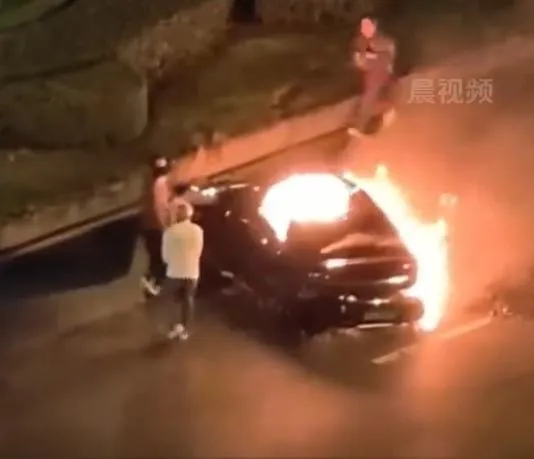 事發車輛冒出熊熊大火。（圖/翻攝新浪微博）