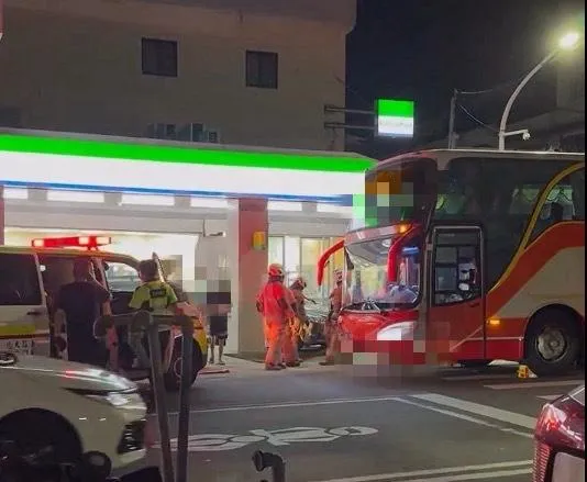 超商櫥窗遭猛烈撞擊嚴重毀損，滿地皆是車體零件與玻璃碎片，宛如戰場。（圖／翻攝yyh0808的Threads，經授權使用）