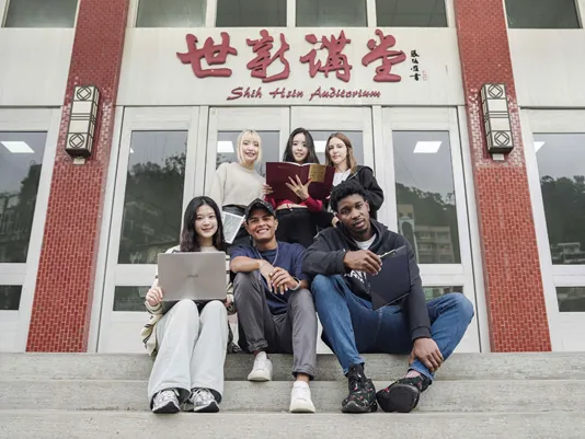 世新大學管理學院整合六系專業，將AI、數據分析、實作教學、產學合作與國際交流帶進課堂。（圖／世新大學提供）
