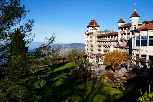 瑞士旅館管理大學由百年歷史建築Caux Palace改制而成，提供貼近國際餐旅產業的沉浸式學習環境。（圖／世新大學提供）