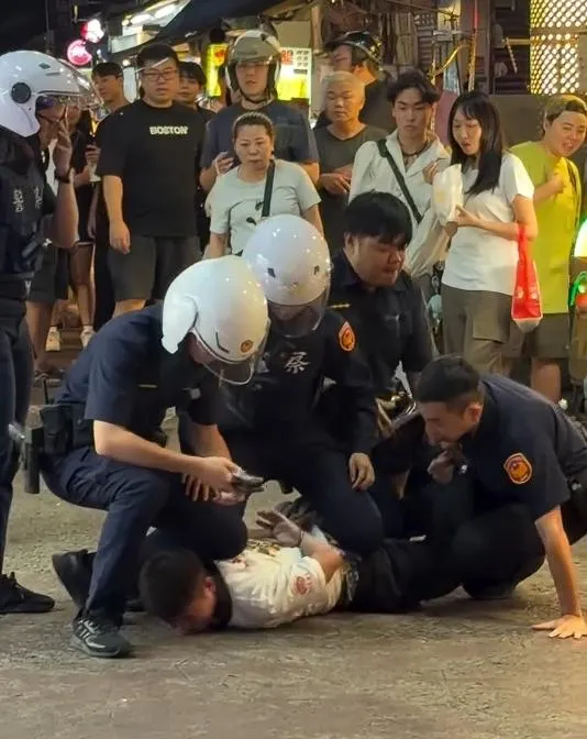 正妹警跟同僚合計4人一擁而上壓制畫面。（圖／翻攝s_am401的Threads）