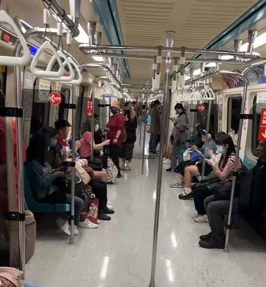 張簡醫師搭捷運時遇到地震當下畫面。 （圖／翻攝 dr_chang_chien 的Threads，經授權使用）