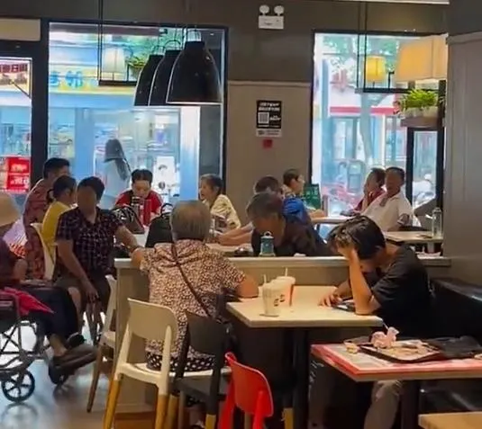 聊城東昌府區一家肯德基門市，因多名老人長時間佔用座位吹冷氣，導致其他顧客找不到座位，只能站著等候。（圖／翻攝微博@趣風）