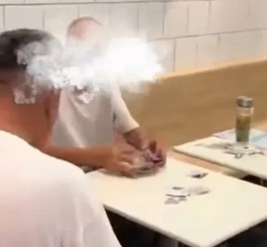 上海普陀區的一家麥當勞裡，有一群老人長期佔桌打牌、大聲喧嘩而引發關注。（圖／翻攝微博@北京時間）