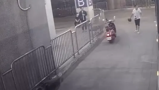 陳男拿安全帽砸公車。（圖／記者爆料網）