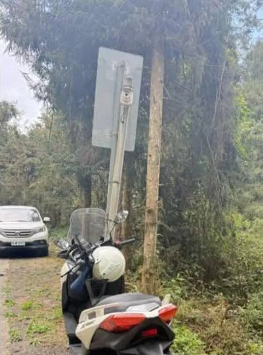 魏姓男子的摩托車遺留在山下。（圖／魏小姐提供）