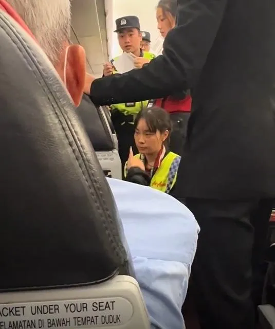 女子坐在位子上不斷怒罵，大批警力登機處理。（圖／翻攝新浪微博）