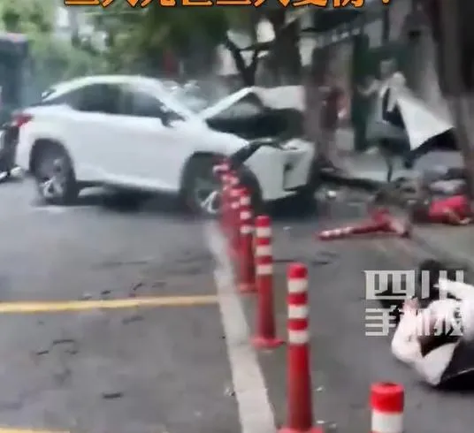 事發現場一片狼藉,慘不忍睹。(圖/翻攝新浪微博)