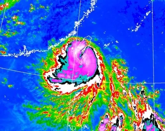 楊柳颱風13日下午1時許從台東太麻里登陸，當時衛星雲圖記錄下中央山脈切開颱風雲系畫面。（圖／翻攝自中央氣象署官網）