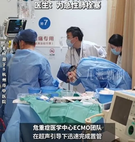 醫師正在進行搶救。(圖/翻攝新浪微博)