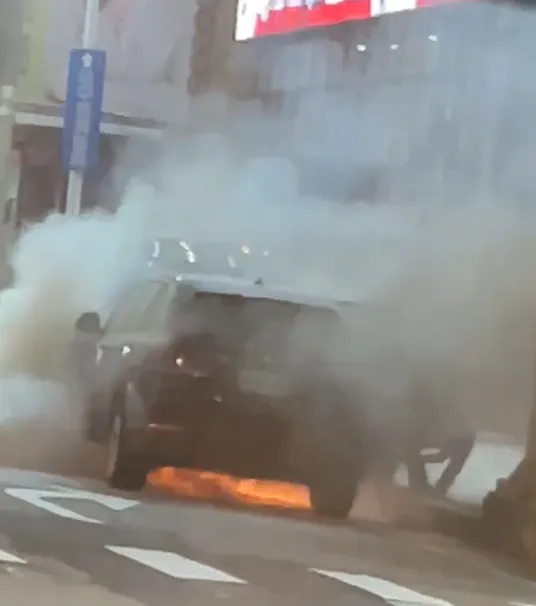 五一連假首日，台中市北屯區發生火燒車意外。（圖／記者爆料網）