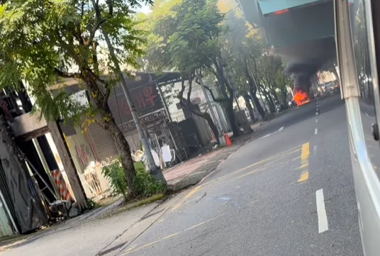 新北市土城區大安路交流道附近今（30）日發生火燒車意外。（圖／翻攝自我是土城人臉書）
