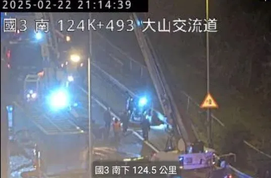 國道3號南向124.5公里大山路段發生一起砂石車翻覆事故。（圖／翻攝畫面）