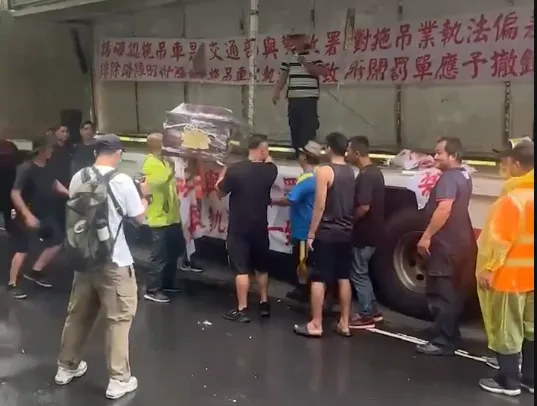 上百輛拖吊車今（3）日中午包圍交通部，抗議現行過磅規定。（圖/中天新聞）