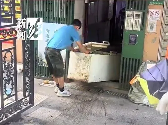 一名獨居王姓老翁驟逝，14年間房子堆滿垃圾，令周遭鄰居苦不堪言。經在多方協調與努力，家屬、管委會和鄰居們找來清潔隊一起展開打掃行動。（圖／翻攝微博@看看新聞）
