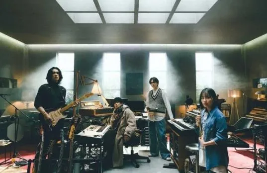 Netflix日劇《玻璃之心》改編自同名暢銷小說，描述樂團TENBLANK在競爭之下成長蛻變。（圖／Netflix提供）