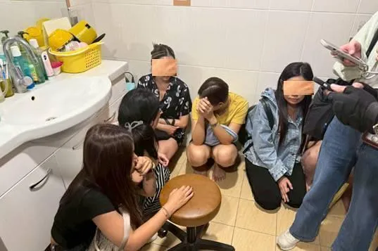 躲避查緝，1 坪不到的廁所藏 6 名女子及 1 名壯漢。（圖／中天新聞）