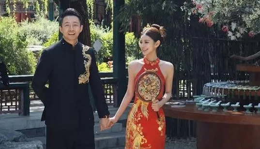 汪小菲直播中脫口回應粉絲：「孕婦不在，孕婦出去了。」（圖／翻攝IG hsiaomei0718mandy）