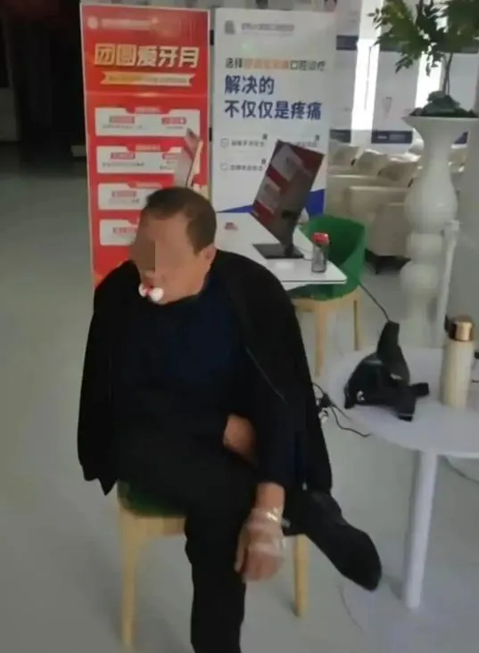 李姓男子被家人找到時滿嘴是血。（圖／翻攝大風新聞）