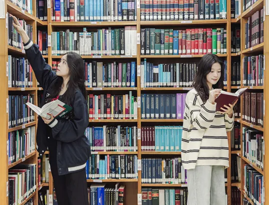 世新大學法律與智慧財產權資料中心典藏豐富法學書籍與期刊，提供學生研究與學習的重要資源。（圖／世新大學提供）