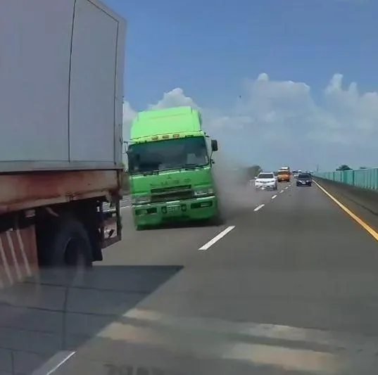 化學槽車疑似左前輪爆胎後翻覆,車輛跨越車道並翻過中央護欄,造成駕駛死亡。(圖/翻攝a1234winds的Threads,經授權使用)