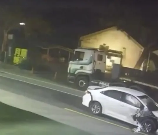 32歲林姓男子駕駛轎車突自撞路邊停車靜止的聯結車。（圖／翻攝畫面）