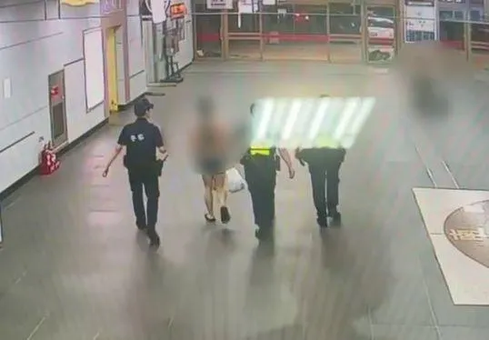 鐵路警察趕來將人強制就醫。（圖／警方提供）