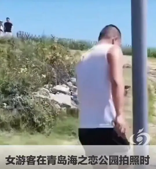 男子搭訕不成竟威脅對方「下跪」。(圖/翻攝新浪微博)