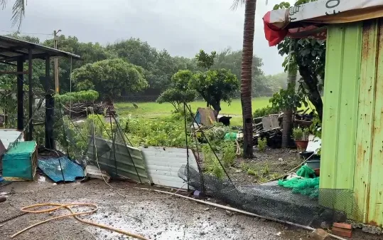 龍捲風來襲時，不少物品被強大氣流捲上半空。(圖／中天新聞)