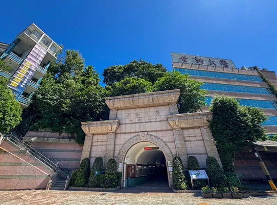 世新大學跨域辦學成果持續受矚目，傳播教育與AI教學資源也成為法律等學系延伸實務視野的重要基礎。（圖／世新大學提供）