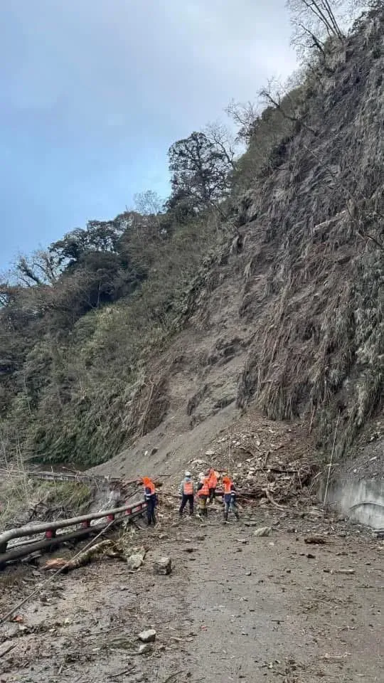 南橫公路海端鄉栗園段上午發生邊坡坍方，雙向道路中斷，預計下午4時搶通。（圖／翻攝畫面）