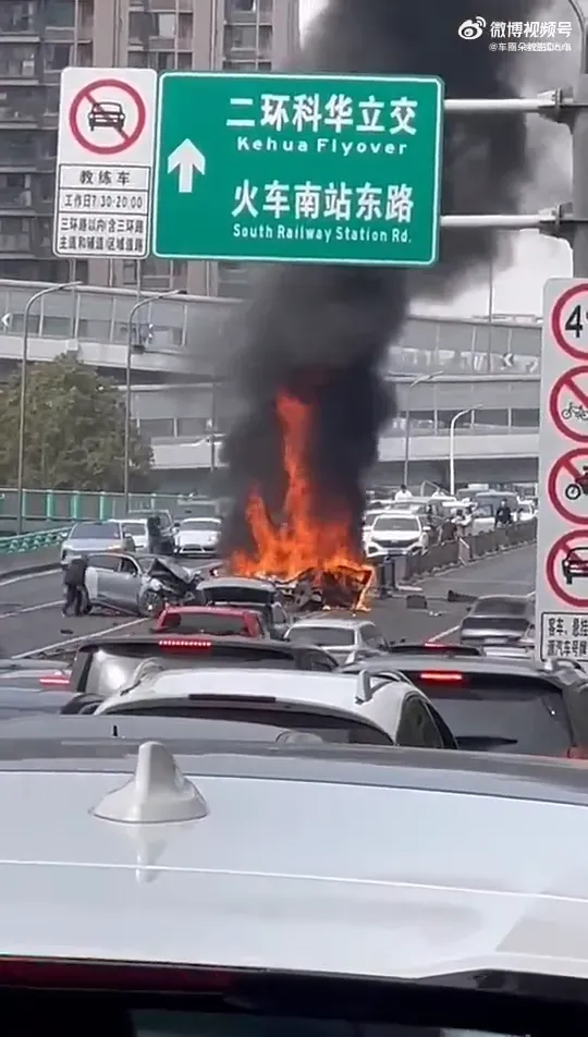 23日下午，成都一處交流道附近發生車禍，肇事車輛起火自燃。（圖／翻攝自微博）