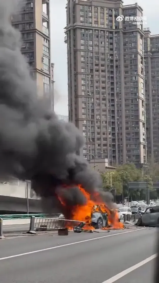 23日下午，成都一處交流道附近發生車禍，肇事車輛起火自燃。（圖／翻攝自微博）