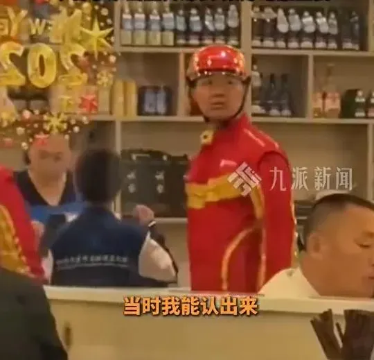 劉強東等取餐時一臉茫然。(圖/翻攝新浪微博)