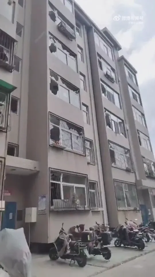 涉事大樓的多戶窗戶玻璃遭震碎。（圖／翻攝自微博）