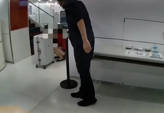 林男挾持女經理要求行李箱裝滿1千萬元現金。(圖/警方提供)
